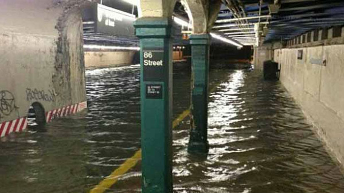 China: Las fuertes lluvias e inundaciones dejan al Metro bajo el agua