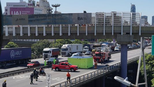 Megaoperativo en la autopista 25 de Mayo por un hombre que estuvo sentado sobre una cornisa