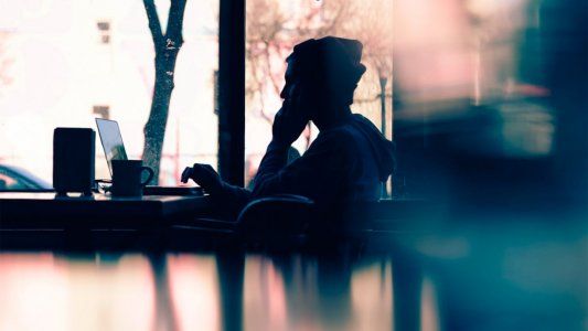 ¿Pueden los bares cobrar por cargar las notebooks?: qué dice la ley y qué hacer en caso de que lo hagan