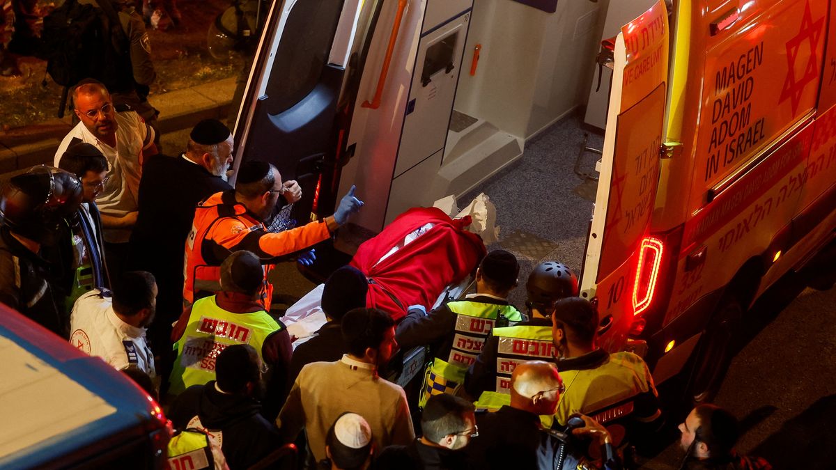 Los paramédicos cargan el cuerpo del joven en una ambulancia después de que muriera tras resultar atropellado por un autobús. (Foto: Reuters).