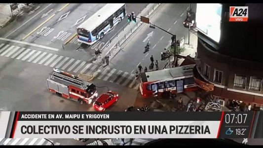 Un colectivo se incrustó en una pizzería tras un choque