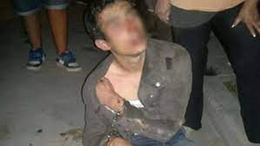 Entró a robar en una casa y los vecinos lo lincharon a golpes con una llave cruz