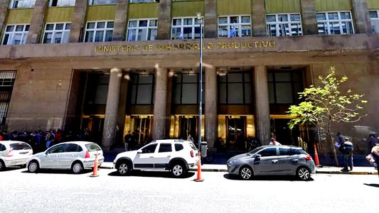 En un misterioso episodio, hallan a un hombre muerto frente al Ministerio de Desarrollo Productivo