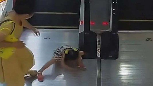 Terror por escalera mecánica que se tragó el brazo de una nena