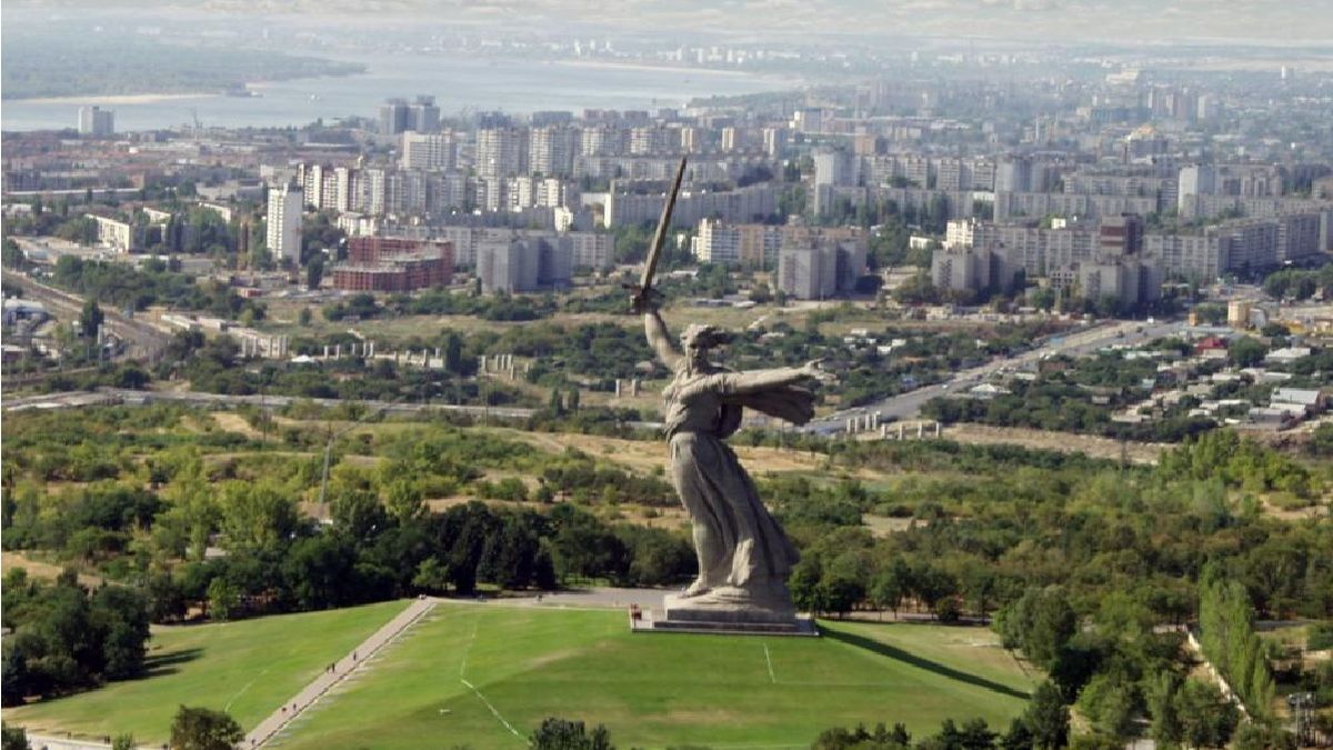 La estatua madre patria, que rememora la batalla de Stalingrado. Es la más grande en Europa (Foto: Gentileza El debate)
