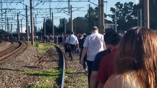 Dos personas que viajaban en el techo del Tren Roca recibieron una descarga de 25 mil voltios y están graves