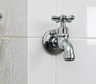 Ni vinagre ni bicarbonato: la forma IDEAL de sacar el sarro de las duchas y azulejos