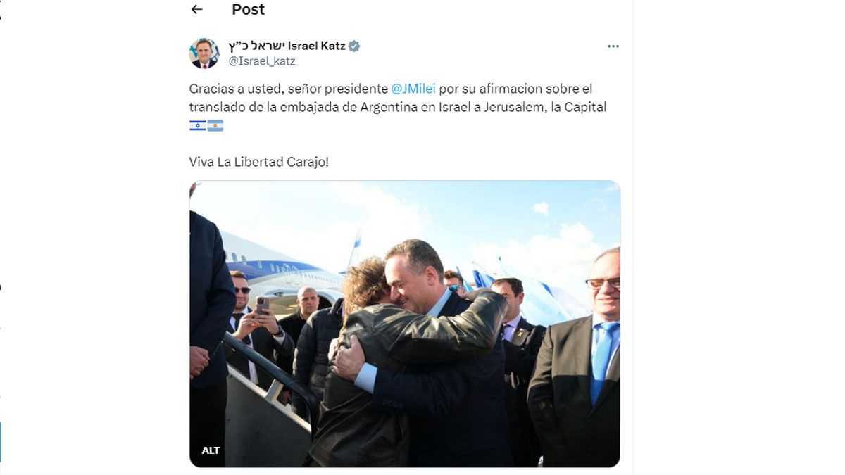 El canciller israelí recibió a Javier Milei en el aeropuerto de Tel Aviv y le agradeció el anuncio de mudar la embajada a Jerusalén. (Foto: Cuenta de 