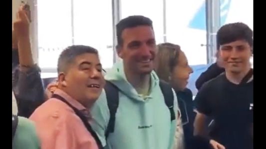 Lionel Scaloni viajó a Mallorca y en Ezeiza fue recibido por hinchas