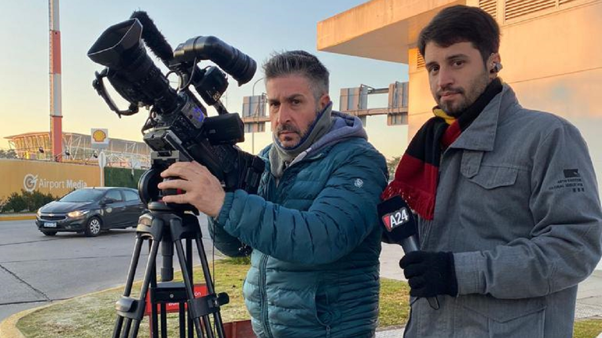 Con la cámara apuntando al cielo también lo recordaron otros equipos de exteriores de América TV y A24.