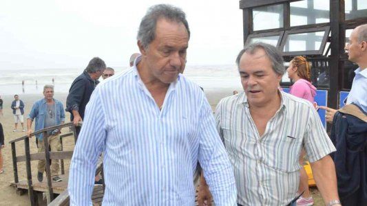 Después del alcanzame si podés, Scioli sigue corriendo por la Costa para presentar su libro