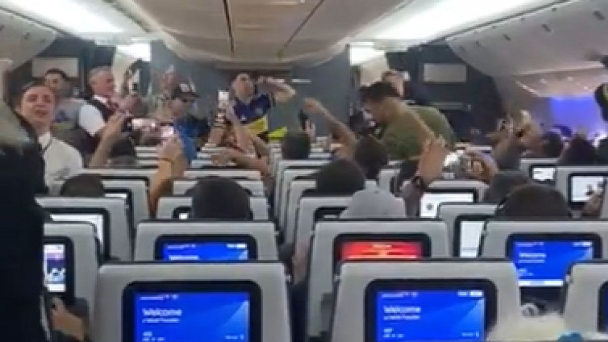 Hinchas de Boca que viajaban en un avión a Río de Janeiro, se descontrolaron, y ocurrió algo totalmente impensado