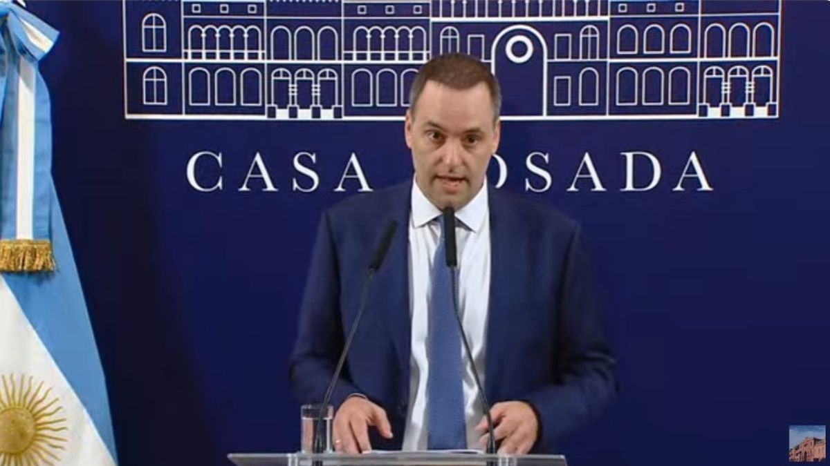 El designado portavoz de la Presidencia, Manuel Adorni, habló con la prensa tras la primera reunión de Gabinete (Foto: captura YouYube Casa Rosada). El designado portavoz de la Presidencia, Manuel Adorni, habló con la prensa tras la primera reunión de Gabinete (Foto: captura YouYube Casa Rosada).