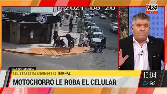 Así motochorros le roban el celular a una madre en Bernal