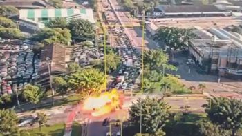 Impactante: el fatídico momento en que una avioneta se estrelló en plena avenida de San Pablo