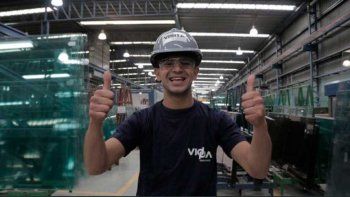 El chico del CV escrito a mano cobró su primer sueldo: compró una garrafa, puso luz y cable en su casa