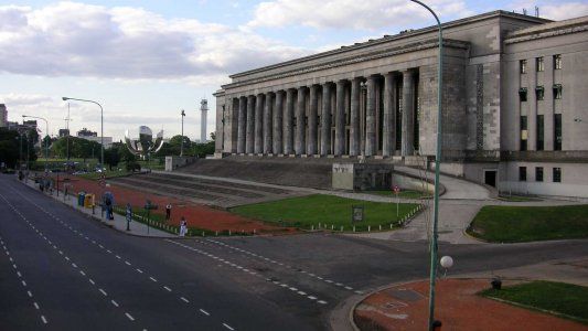 Investigan un presunto abuso sexual a una estudiante en la facultad de Derecho de la UBA