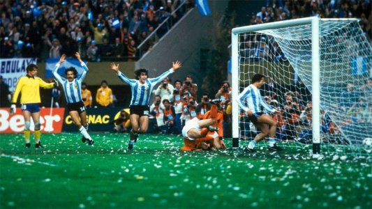 Mario Kempes elige su momento mundialista: la vuelta olímpica que no fue