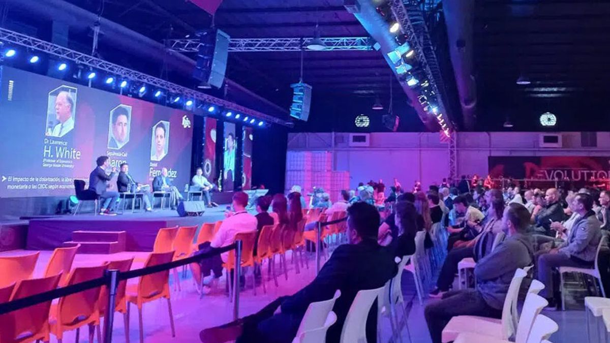 LABITCONF 2023: panel sobre el impacto de una posible dolarizaci&oacute;n argentina en el mercado cripto. (Foto ONG Bitcoin Argentina)&nbsp;