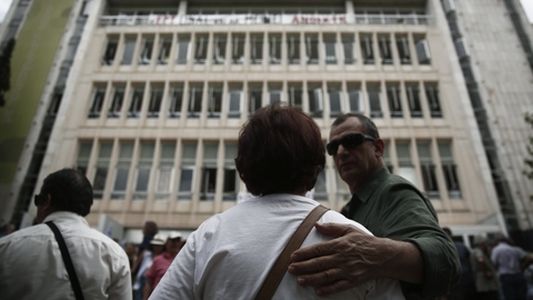 Periodistas resisten cierre de la TV pública griega transmitiendo por internet