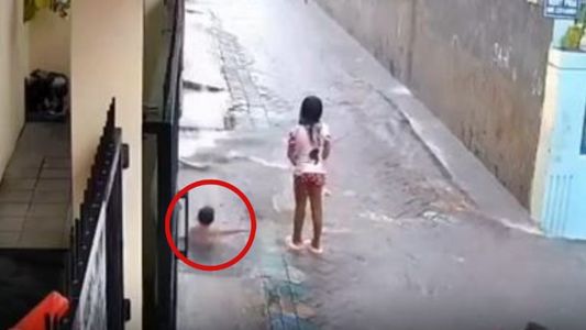 Desesperante: el instante en el que un nene de 3 años murió tras caer en una alcantarilla