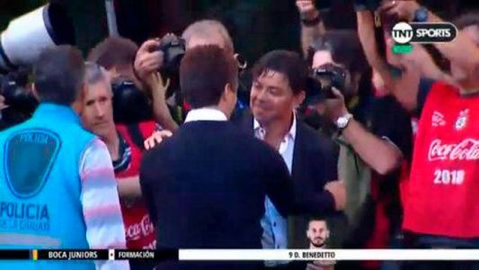 Buen gesto de Barros Schelotto y Gallardo antes del partido