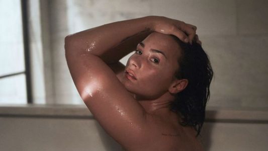 Luto particular: Demi Lovato posó desnuda y al natural