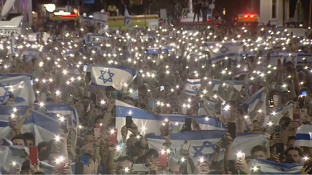 Cientos de personas marcharon en Almagro para apoyar a Israel tras el ataque de Hamás. (Foto: TN)