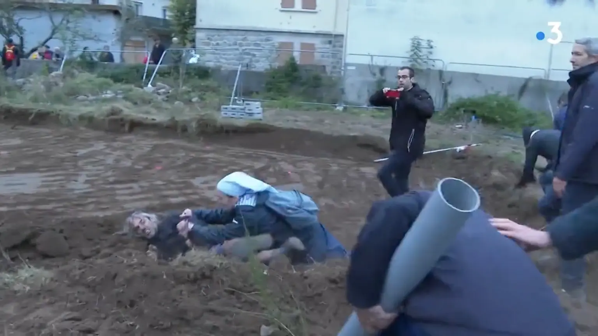 Terminaron los dos en el suelo: el video de la monja atacando a un manifestante