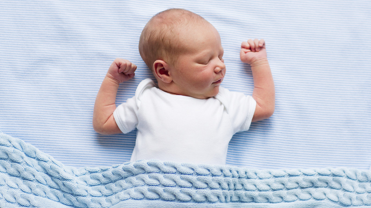 "Entre otras recomendaciones, los bebés deben dormir en la habitación de los padres hasta los 6 meses, en su cuna, sin chichonera, juguetitos, ni nada colgando. Debe estar boca arriba, tapado hasta las axilas", explica la Dra. Marta Cohen.