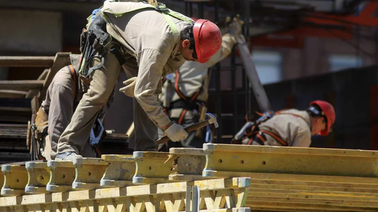 El empleo privado registró una mayor caída que el público en los primeros meses del año