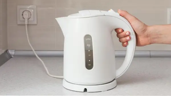 El truco que sí funciona para sacar el sarro de la pava eléctrica y dejarla como nueva