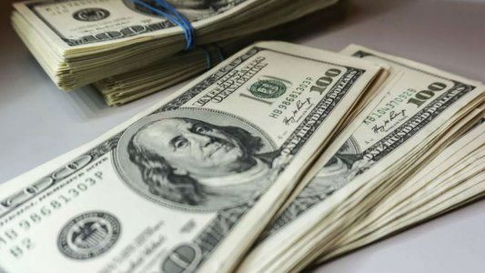 El dólar arrancó en baja pero al final pegó un salto y cerró a $24,80