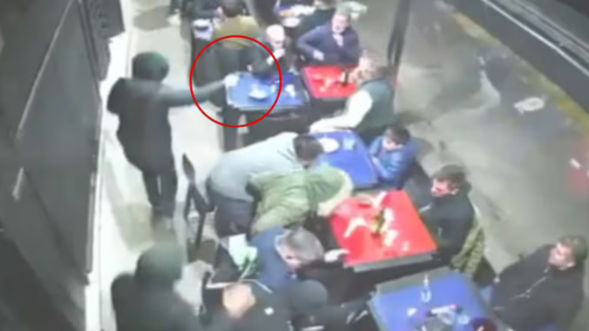 Día del amigo violento: ocho delincuentes armados les robaron a 60 clientes en un restaurante en Parque Chacabuco (Foto: captura de video).