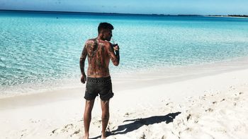 La luna de miel de Eddie Fitte en el Caribe: arena, tragos y lectura