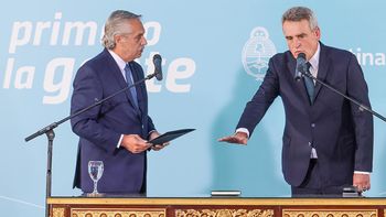 El presidente Alberto Fernández le tomó hoy juramento al nuevo jefe de Gabinete, Agustín Rossi, en el Museo del Bicentenario de la Casa Rosada. (Foto: Télam) El presidente Alberto Fernández le tomó hoy juramento al nuevo jefe de Gabinete, Agustín Rossi, en el Museo del Bicentenario de la Casa Rosada. (Foto: Télam)