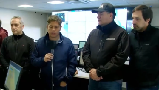 Axel Kicillof reunió al comité de crisis bonaerense: El agua que cayó fue equivalente a la de Bahía