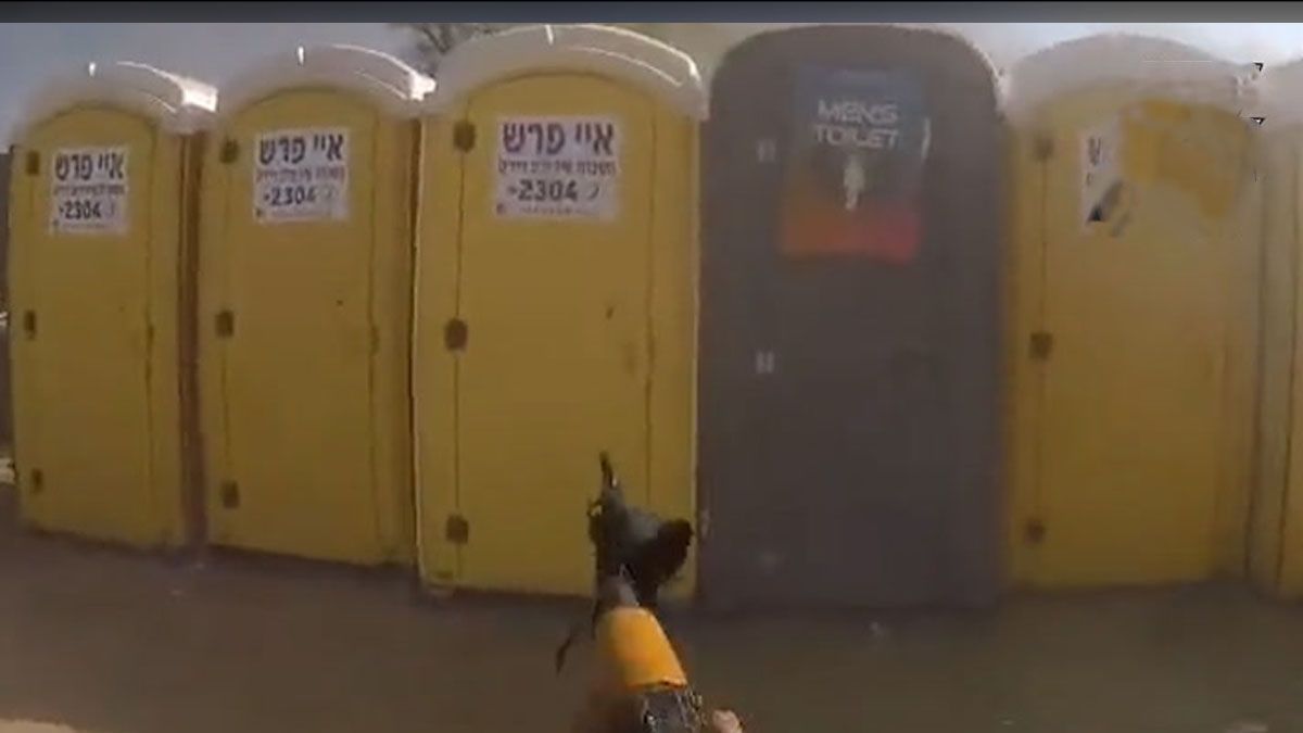 Un terrorista de Hamas dispara su ametralladora contra los ba&ntilde;os en que intentaron refugiarse los civiles que fueron a la rave (Foto: captura de TV).