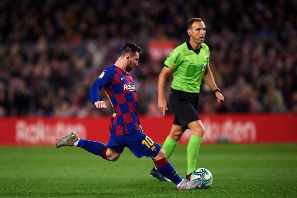 Con tres goles de Lionel Messi, el Barcelona derrotó al Celta de Vigo y es el líder de La Liga