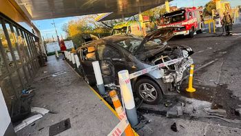 Murió tras salir despedida por el parabrisas en una estación de servicio.