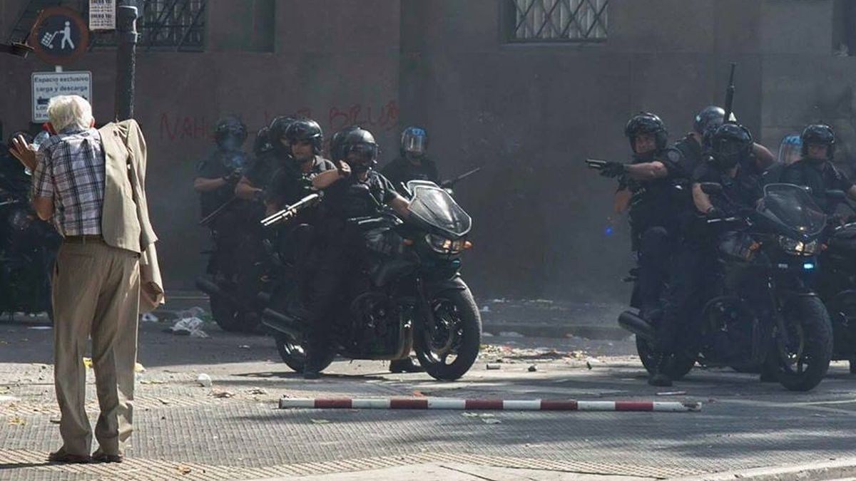 Represión a manifestación de jubilados en el Congreso.