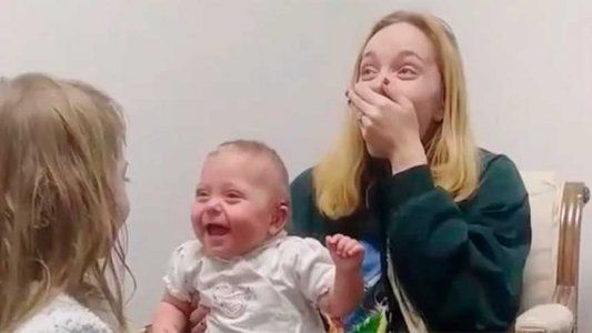 Conmovedor momento: una beba de 11 meses escucha por primera vez y tiene una sorprendente reacción