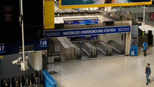 Segundo día de caos en el Reino Unido por la mayor huelga de trenes en 30 años: así colapsó Londres