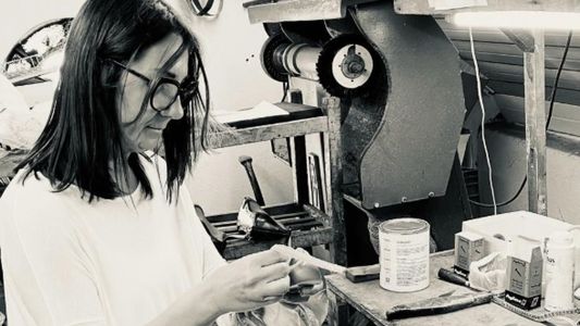 La diseñadora de zapatos artesanales premiada en el exterior