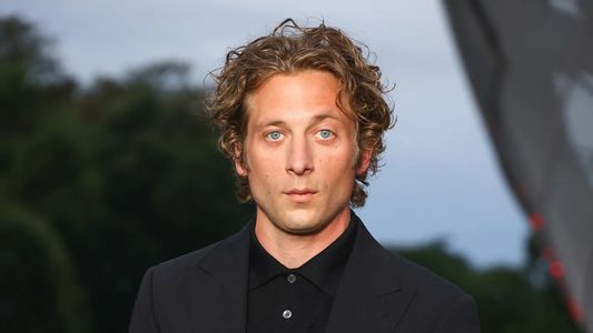 Jeremy Allen White causa furor en Netflix con su nueva serie: el drama romántico más esperado