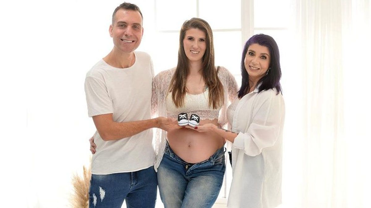 Denis Ordovás, Keterlin Kaefer e Letícia Ordovás serán padres en igualdad de condiciones desde con el nacimiento del bebé que lleva Keterlin en su embarazo de 8 meses.  (en el centro de la imagen). (Foto: Gentileza GZH) 
