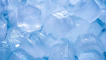 Truco viral: para qué sirven los cubitos de vinagre congelados en casa y por qué los recomiendan