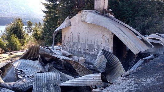 Investigan el incendio de tres cabañas en Bariloche: creen que pudo haber sido un atentado organizado por un grupo mapuche
