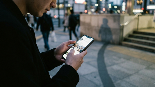 El gesto silencioso que todos hacen con el celular y que podría ponerte en riesgo