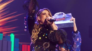 El insólito accidente de Florencia Bertotti en pleno escenario que desconcertó a sus fans